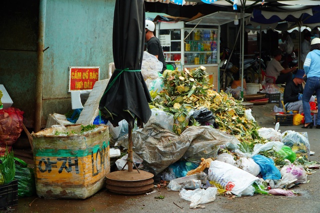 R&aacute;c thải &ugrave;n ứ do c&ocirc;ng ty tr&uacute;ng thầu chưa nắm hết địa b&agrave;n thu gom- Ảnh 2.