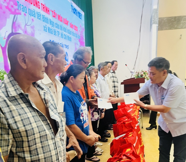 C&acirc;y m&ugrave;a xu&acirc;n 2026: Tiếp tục trao qu&agrave; tết đến c&aacute;c hộ kh&oacute; khăn- Ảnh 1.