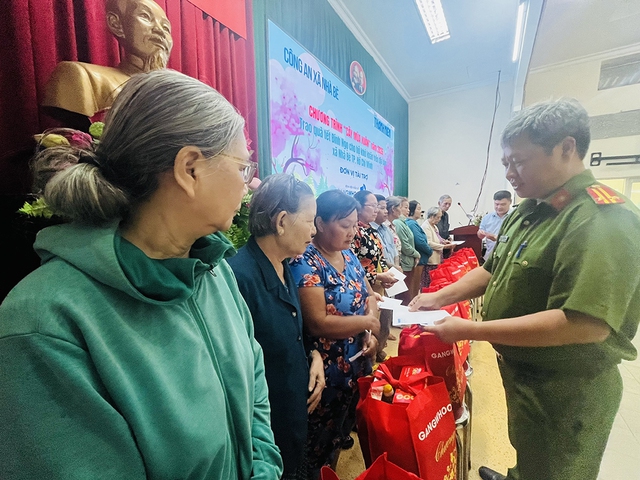 C&acirc;y m&ugrave;a xu&acirc;n 2026: Tiếp tục trao qu&agrave; tết đến c&aacute;c hộ kh&oacute; khăn- Ảnh 3.