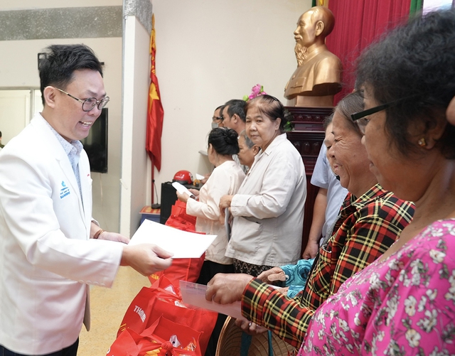 C&acirc;y m&ugrave;a xu&acirc;n 2026: Tiếp tục trao qu&agrave; tết đến c&aacute;c hộ kh&oacute; khăn- Ảnh 6.