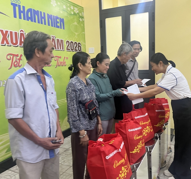 C&acirc;y m&ugrave;a xu&acirc;n 2026: Tiếp tục trao qu&agrave; tết đến c&aacute;c hộ kh&oacute; khăn- Ảnh 7.