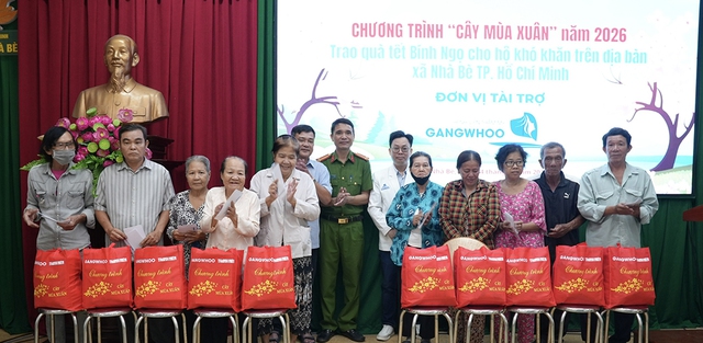 C&acirc;y m&ugrave;a xu&acirc;n 2026: Tiếp tục trao qu&agrave; tết đến c&aacute;c hộ kh&oacute; khăn- Ảnh 8.