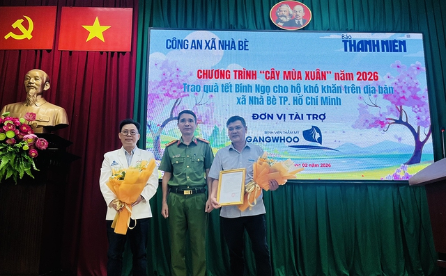 C&acirc;y m&ugrave;a xu&acirc;n 2026: Tiếp tục trao qu&agrave; tết đến c&aacute;c hộ kh&oacute; khăn- Ảnh 5.