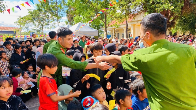 Gần 21.000 phần qu&agrave; tết được C&ocirc;ng an tỉnh Gia Lai trao cho người ngh&egrave;o- Ảnh 2.