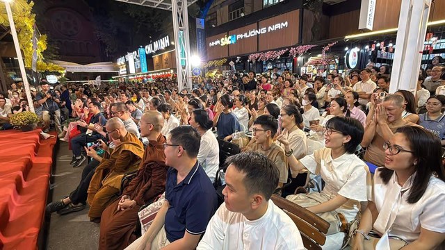 Đường s&aacute;ch TP.HCM nồng hậu đ&oacute;n thiền sư Ajahn Brahm - t&aacute;c giả 'Mở cửa tr&aacute;i tim'- Ảnh 2.