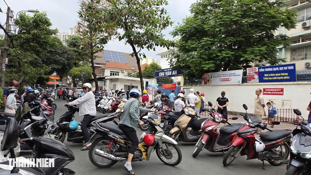 C&ocirc;ng an TP.HCM đề xuất bố tr&iacute; chỗ đỗ xe cho phụ huynh đưa đ&oacute;n con - Ảnh 2.