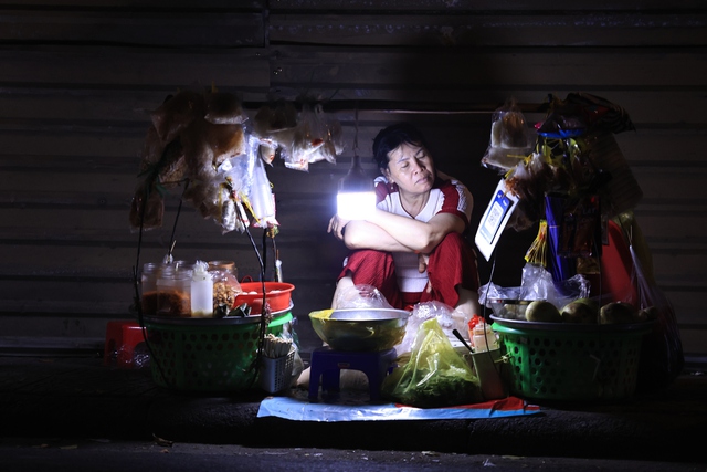 X&oacute;m h&agrave;ng rong 'mua ngủ' 40.000 đồng/ng&agrave;y ở trung t&acirc;m TP.HCM, oằn vai mưu sinh gi&aacute;p tết- Ảnh 1.