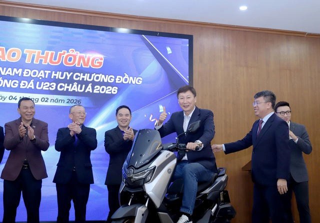 U.23 Việt Nam được thưởng xe m&aacute;y xịn: &Ocirc;ng Kim v&agrave; học tr&ograve; h&aacute;o hức trải nghiệm&hellip; ngay tr&ecirc;n s&acirc;n khấu- Ảnh 3.