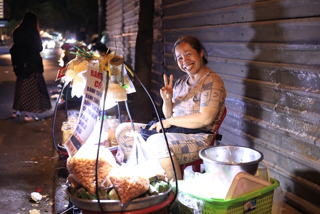 X&oacute;m h&agrave;ng rong 'mua ngủ' 40.000 đồng/ng&agrave;y ở trung t&acirc;m TP.HCM, oằn vai mưu sinh gi&aacute;p tết- Ảnh 9.