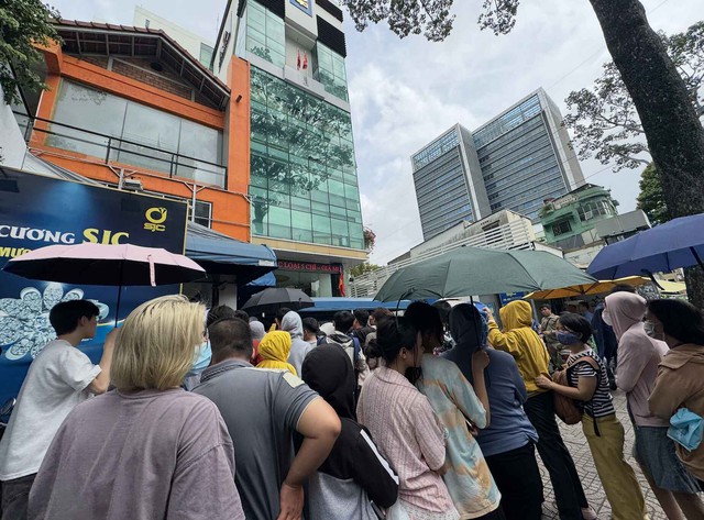 Lĩnh lương, thưởng tết mua v&agrave;ng qu&aacute; kh&oacute;- Ảnh 2.