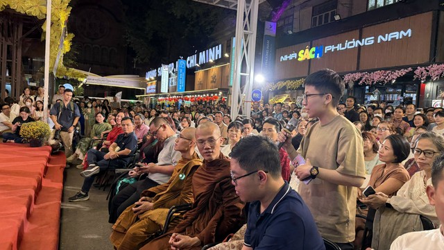 Đường s&aacute;ch TP.HCM nồng hậu đ&oacute;n thiền sư Ajahn Brahm - t&aacute;c giả 'Mở cửa tr&aacute;i tim'- Ảnh 4.