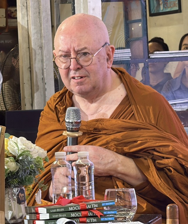 Đường s&aacute;ch TP.HCM nồng hậu đ&oacute;n thiền sư Ajahn Brahm - t&aacute;c giả 'Mở cửa tr&aacute;i tim'- Ảnh 3.