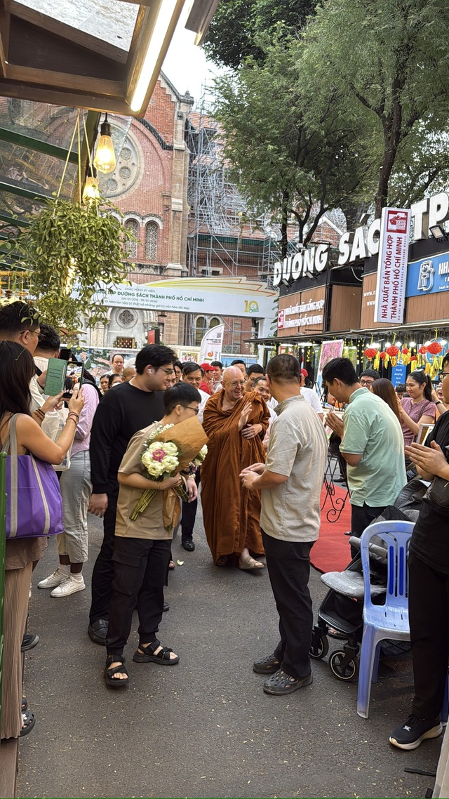 Đường s&aacute;ch TP.HCM nồng hậu đ&oacute;n thiền sư Ajahn Brahm - t&aacute;c giả 'Mở cửa tr&aacute;i tim'- Ảnh 1.