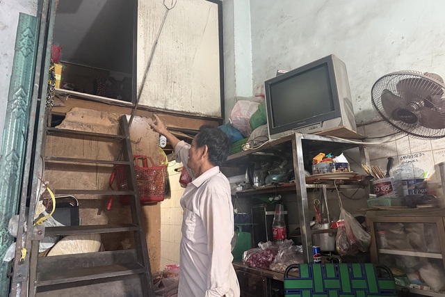 X&oacute;m h&agrave;ng rong 'mua ngủ' 40.000 đồng/ng&agrave;y ở trung t&acirc;m TP.HCM, oằn vai mưu sinh gi&aacute;p tết- Ảnh 7.