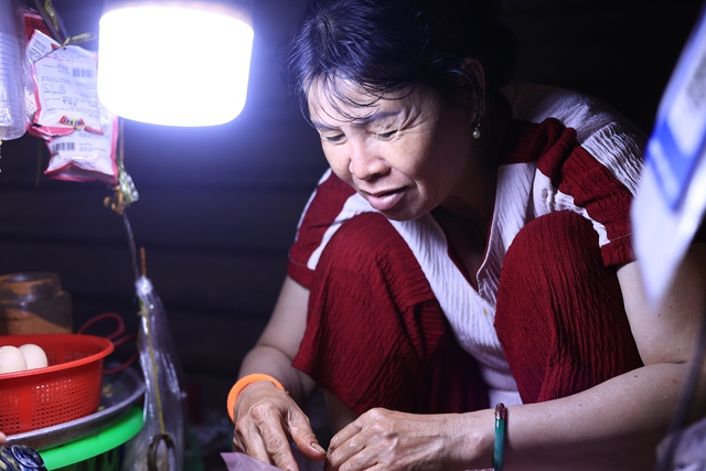 X&oacute;m h&agrave;ng rong 'mua ngủ' 40.000 đồng/ng&agrave;y ở trung t&acirc;m TP.HCM, oằn vai mưu sinh gi&aacute;p tết- Ảnh 2.