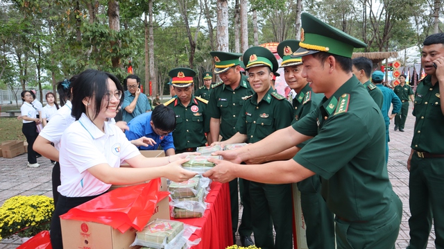 Ấm &aacute;p xu&acirc;n bi&ecirc;n giới Đồng Nai - Ảnh 7.