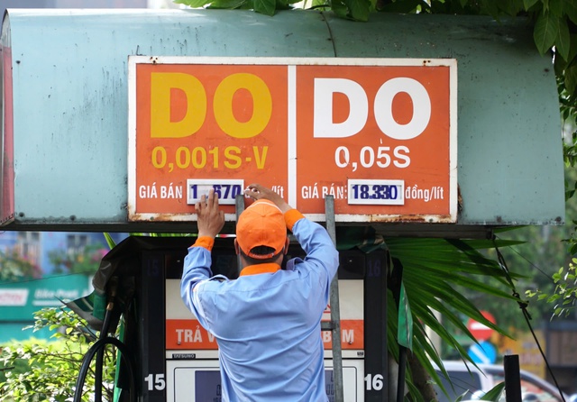 Giá xăng dầu hôm nay 4.2.2026: Trong nước sẽ đồng loạt tăng bao nhiều đồng một lít?- Ảnh 1.