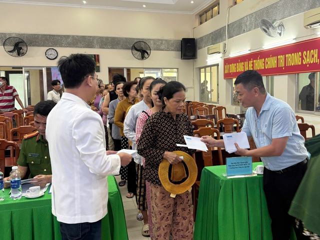 C&acirc;y m&ugrave;a xu&acirc;n 2026: Tiếp tục trao qu&agrave; tết đến c&aacute;c hộ kh&oacute; khăn- Ảnh 4.