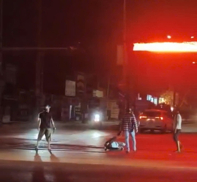 Bắt giam 2 thanh ni&ecirc;n đ&aacute;nh bạn nhậu trong qu&aacute;n karaoke, ra quốc lộ 51 đ&aacute;nh tiếp - Ảnh 1.