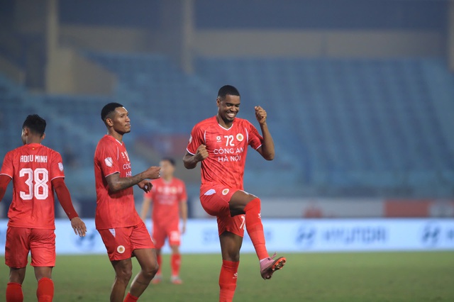 CLB C&ocirc;ng an H&agrave; Nội ngược d&ograve;ng ngoạn mục trước CLB Singapore tại C&uacute;p C1 ĐN&Aacute;- Ảnh 2.