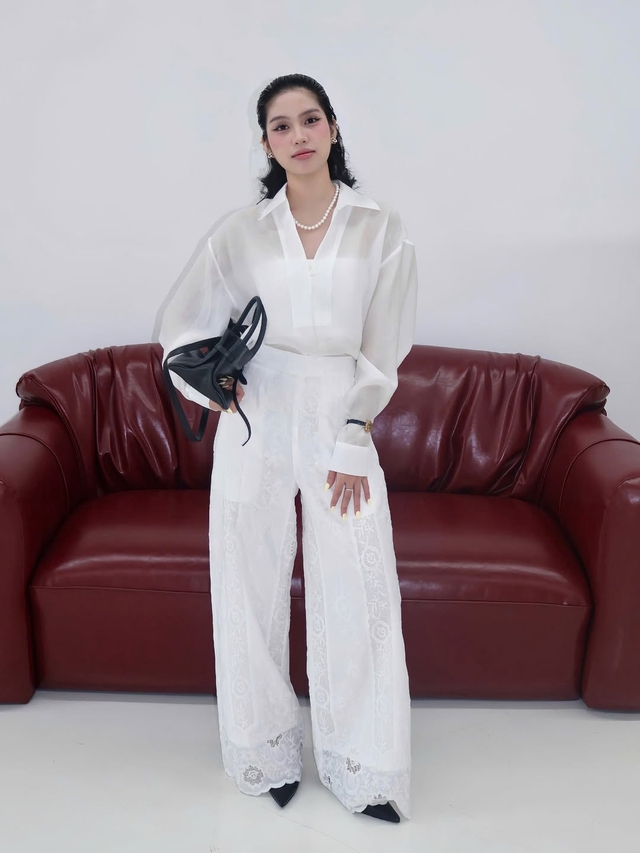 Áo sheer phối ngoài áo hai dây, tôn nét quyến rũ đầy kín đáo- Ảnh 1.