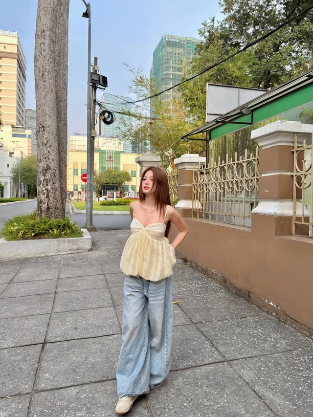 Áo babydoll và quần jeans: Công thức phối đồ sành điệu đang được yêu thích- Ảnh 1.