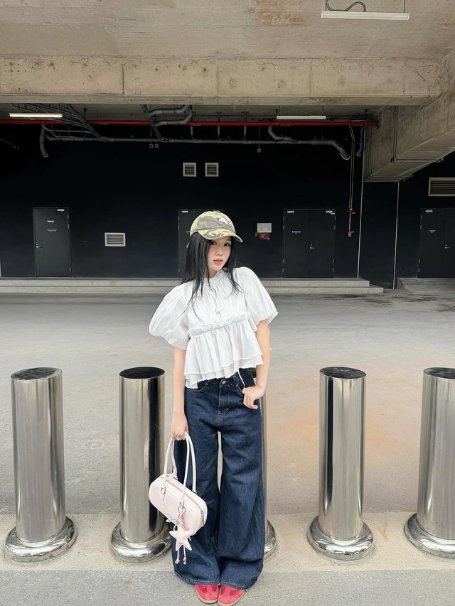 Áo babydoll và quần jeans: Công thức phối đồ sành điệu đang được yêu thích- Ảnh 2.