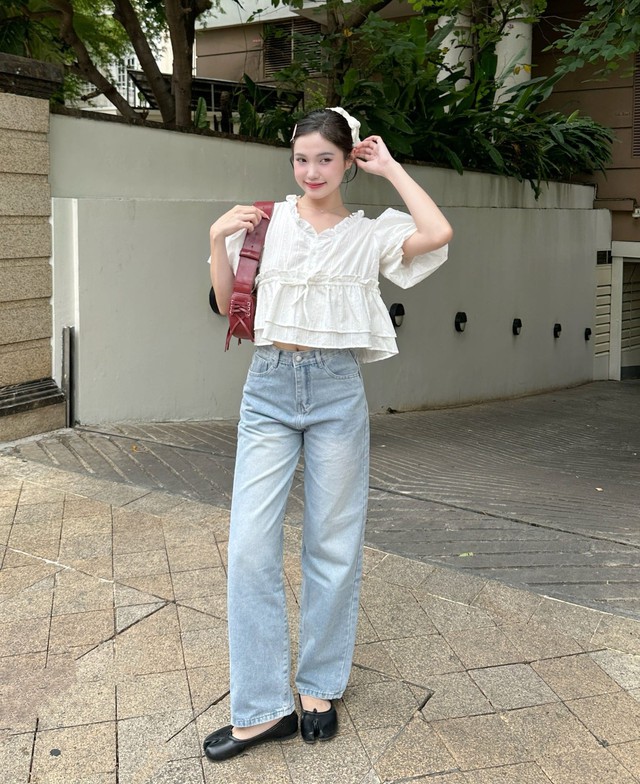 Áo babydoll và quần jeans: Công thức phối đồ sành điệu đang được yêu thích- Ảnh 8.