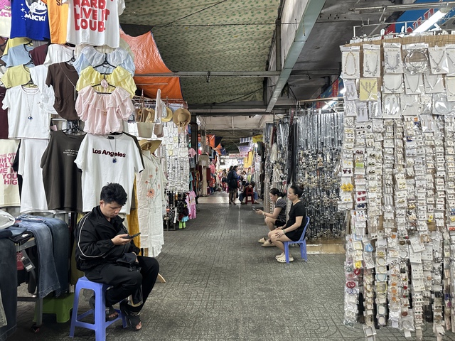 Gi&aacute; sạp chợ Phạm Văn Hai giảm 12 lần, thời ho&agrave;ng kim chỉ c&ograve;n l&agrave; k&iacute; ức - Ảnh 1.