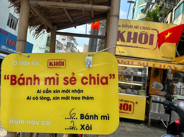 Lan tỏa tr&ecirc;n mạng x&atilde; hội: 'B&aacute;nh m&igrave; sẻ chia' ở TP.HCM - Ảnh 1.