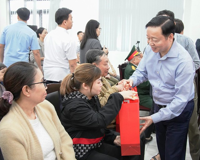 Thường trực Ban B&iacute; thư tặng qu&agrave; tết cho hộ ngh&egrave;o, gia đ&igrave;nh ch&iacute;nh s&aacute;ch tại Đ&agrave;Nẵng- Ảnh 2.