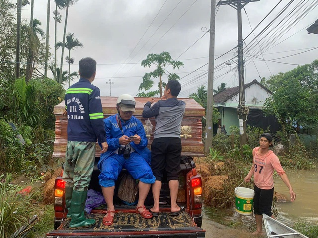 Qu&acirc;n khu 5: Những thước phim giữa d&ograve;ng lũ đ&atilde; khắc họa trọn vẹn t&igrave;nh qu&acirc;n d&acirc;n- Ảnh 2.