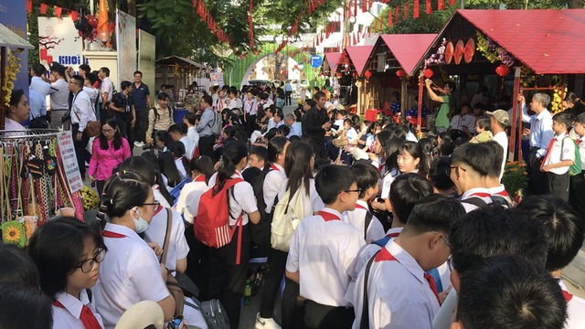 Đ&ocirc;ng nghẹt người đến xem hội xu&acirc;n kiểu &lsquo;miệt vườn&rsquo; tại Cần Thơ - Ảnh 2.