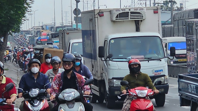 Lật xe tải chở v&aacute;n gỗ, đường L&ecirc; Đức Anh kẹt xe k&eacute;o d&agrave;i - Ảnh 2.