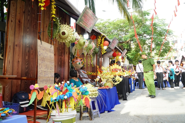 Đ&ocirc;ng nghẹt người đến xem hội xu&acirc;n kiểu &lsquo;miệt vườn&rsquo; tại Cần Thơ - Ảnh 3.