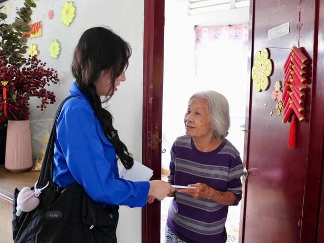 Mang tết đến sớm cho những cụ gi&agrave; neo đơn - Ảnh 6.