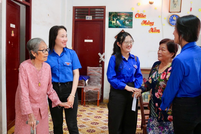 Mang tết đến sớm cho những cụ gi&agrave; neo đơn - Ảnh 2.