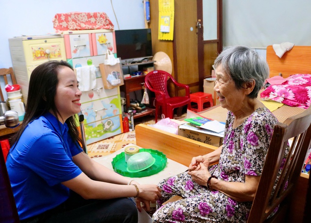 Mang tết đến sớm cho những cụ gi&agrave; neo đơn - Ảnh 3.