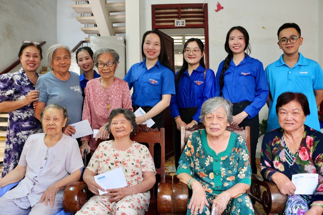 Mang tết đến sớm cho những cụ gi&agrave; neo đơn - Ảnh 8.