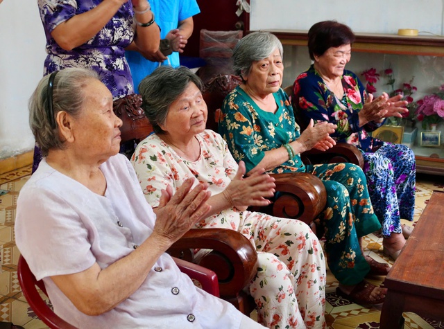 Mang tết đến sớm cho những cụ gi&agrave; neo đơn - Ảnh 4.
