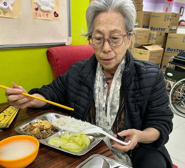 Tuổi gi&agrave; của nghệ sĩ L&yacute; Phong từng 2 lần ph&aacute; sản, phải ngủ ngo&agrave;i c&ocirc;ng vi&ecirc;n - Ảnh 2.