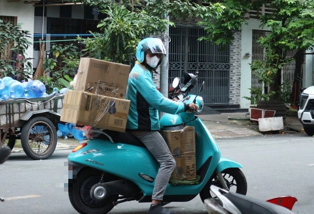 Gồng m&igrave;nh đ&oacute;n tết: &Aacute;p lực đ&egrave; nặng người trẻ thu nhập thấp- Ảnh 1.