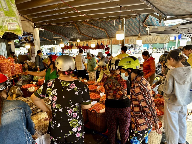 Sức mua tăng mạnh những ng&agrave;y cận tết- Ảnh 1.