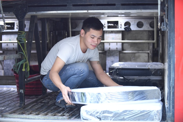 Giao thừa tr&ecirc;n quốc lộ: Chuyện của những t&agrave;i xế xe kh&aacute;ch ng&agrave;y cận tết - Ảnh 2.