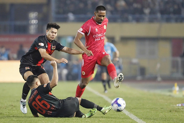 CLB Ninh B&igrave;nh: C&ocirc;ng đủ b&ugrave; cho thủ?- Ảnh 1.