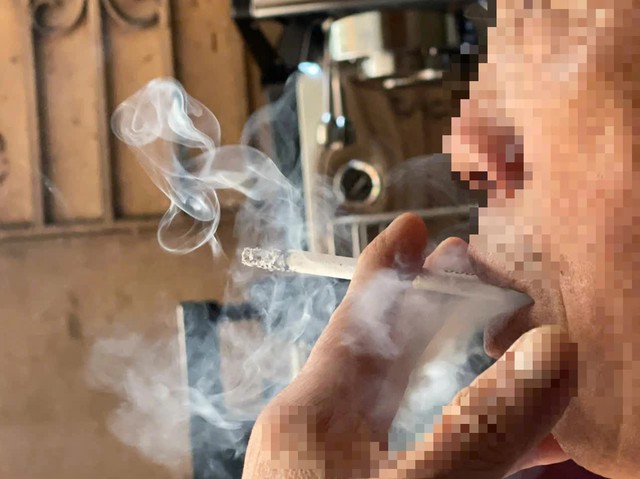 Cấm h&uacute;t thuốc ở ch&ugrave;a, bến xe: Nh&agrave; nước can thiệp đến đ&acirc;u l&agrave; đủ?- Ảnh 1.