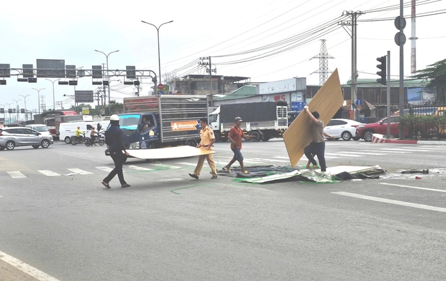 Lật xe tải chở v&aacute;n gỗ, đường L&ecirc; Đức Anh kẹt xe k&eacute;o d&agrave;i - Ảnh 4.