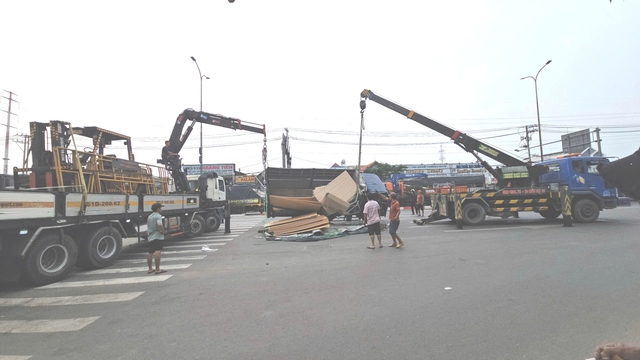 Lật xe tải chở v&aacute;n gỗ, đường L&ecirc; Đức Anh kẹt xe k&eacute;o d&agrave;i - Ảnh 3.