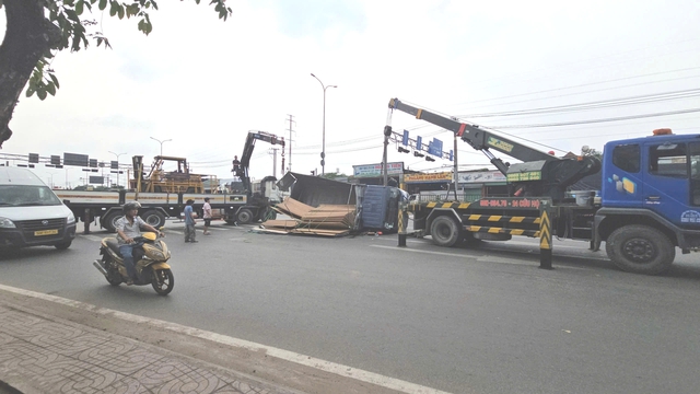 Lật xe tải chở v&aacute;n gỗ, đường L&ecirc; Đức Anh kẹt xe k&eacute;o d&agrave;i - Ảnh 1.