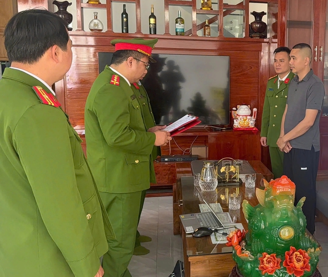 Khởi tố 3 bị can x&ocirc;ng v&agrave;o b&atilde;i tập kết c&aacute;t cản trở hoạt động kinh doanh- Ảnh 1.